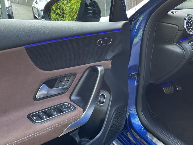 Mercedes-Benz A-KLASSE Limousine 180 Star Edition AMG | Bruin Interieur | Night Pakket | Panoramadak | MULTIBEAM LED Koplampen | Apple CarPlay | Android Auto | Sierdelen Lindehout Zwart | Sfeerverlichting | Stoelverwarming | Achteruitrijcamera