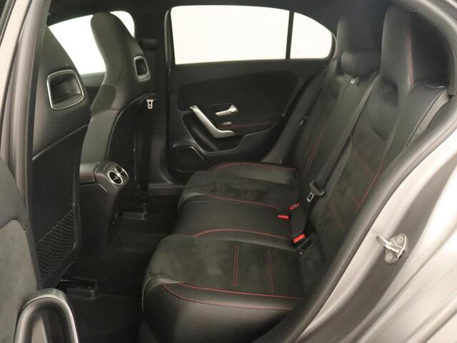 Mercedes-Benz A-KLASSE 180 Business Solution AMG | Panoramadak | Stoelverwarming | Leder/Alcantara | Camera | Navigatie | Widescreen | Designo Mountaingrijs Magno