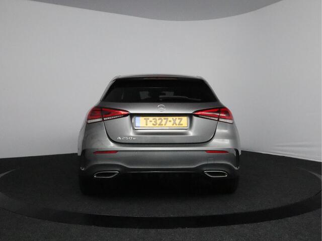 Mercedes-Benz A-KLASSE 250 e AMG Line | AMG pakket | Ambient Light | Schuif/Kanteldak | PHEV | Navi |