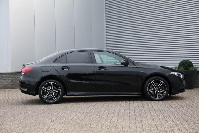 Mercedes-Benz A-KLASSE 250 e AMG Night Edition 218PK NAP|Sfeervl|Widescreen|Black Editon|Plug in