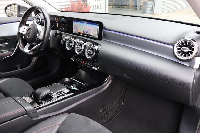 Mercedes-Benz A-KLASSE 250 Premium Plus 2e Eigenaar | Dealer Onderh | AMG/Night | Widescreen | Stoelverwarming | Sfeer | Af Trekhaak | Camera | Multibeam Led | Keyless | PDC |