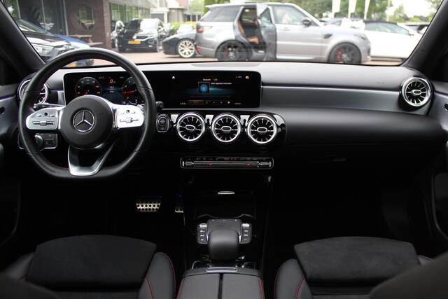 Mercedes-Benz A-KLASSE 220 Premium Plus / Trekhaak / Panoramadak / Camera / Sfeerverlichting / Keyless / 18'' / Leder&Alcantara / Apple CarPlay / Stoelverwarming / Cruise Control