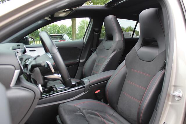 Mercedes-Benz A-KLASSE 220 Premium Plus / Trekhaak / Panoramadak / Camera / Sfeerverlichting / Keyless / 18'' / Leder&Alcantara / Apple CarPlay / Stoelverwarming / Cruise Control