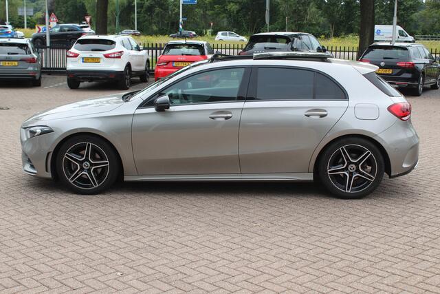 Mercedes-Benz A-KLASSE 220 Premium Plus / Trekhaak / Panoramadak / Camera / Sfeerverlichting / Keyless / 18'' / Leder&Alcantara / Apple CarPlay / Stoelverwarming / Cruise Control