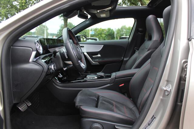 Mercedes-Benz A-KLASSE 220 Premium Plus / Trekhaak / Panoramadak / Camera / Sfeerverlichting / Keyless / 18'' / Leder&Alcantara / Apple CarPlay / Stoelverwarming / Cruise Control
