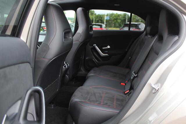 Mercedes-Benz A-KLASSE 220 Premium Plus / Trekhaak / Panoramadak / Camera / Sfeerverlichting / Keyless / 18'' / Leder&Alcantara / Apple CarPlay / Stoelverwarming / Cruise Control