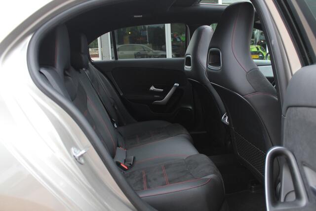 Mercedes-Benz A-KLASSE 220 Premium Plus / Trekhaak / Panoramadak / Camera / Sfeerverlichting / Keyless / 18'' / Leder&Alcantara / Apple CarPlay / Stoelverwarming / Cruise Control