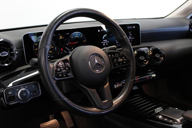 Mercedes-Benz A-KLASSE 180 d Business Solution | CARPLAY | NAVIGATIE | PDC-V/A | CAMERA | 16'LMV | LED | DAB-RADIO | CRUISE |