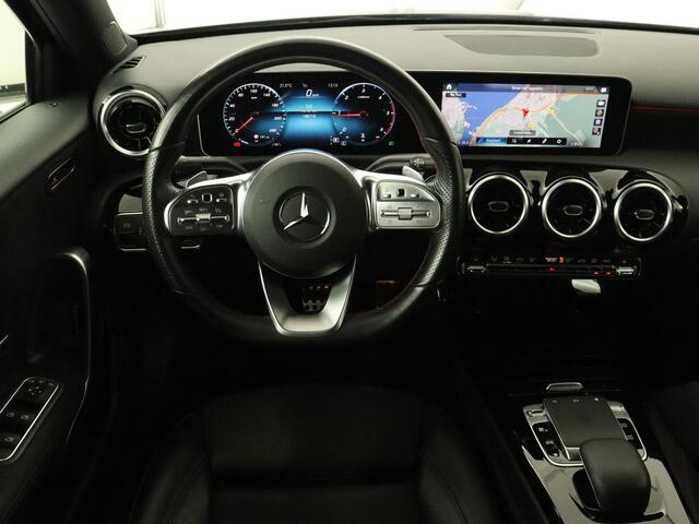 Mercedes-Benz A-KLASSE 180d AMG Night | Panoramadak | Trekhaak | Stoelverwarming | Camera | Widescreen | Navigatie | Full LED | Leder/Alcantara