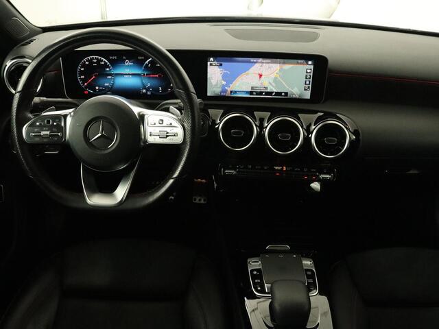 Mercedes-Benz A-KLASSE 180d AMG Night | Panoramadak | Trekhaak | Stoelverwarming | Camera | Widescreen | Navigatie | Full LED | Leder/Alcantara