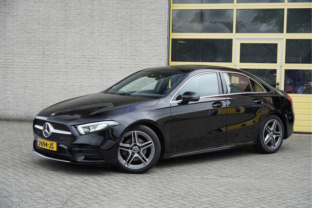 Mercedes-Benz A-KLASSE 180 Automaat! AMG BJ2020 Lmv 18" | Led V+A | Navi | Achteruitrijcamera | App-Connect | Virtual cockpit | Climate control | Cruise control | Verwarmde voorstoelen | Sportstoelen | Sportstuur | Zwarte hemel | Getint glas