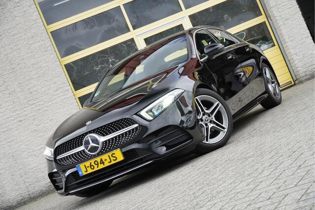Mercedes-Benz A-KLASSE 180 Automaat! AMG BJ2020 Lmv 18" | Led V+A | Navi | Achteruitrijcamera | App-Connect | Virtual cockpit | Climate control | Cruise control | Verwarmde voorstoelen | Sportstoelen | Sportstuur | Zwarte hemel | Getint glas