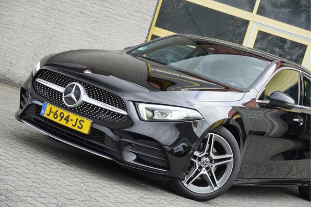 Mercedes-Benz A-KLASSE 180 Automaat! AMG BJ2020 Lmv 18" | Led V+A | Navi | Achteruitrijcamera | App-Connect | Virtual cockpit | Climate control | Cruise control | Verwarmde voorstoelen | Sportstoelen | Sportstuur | Zwarte hemel | Getint glas