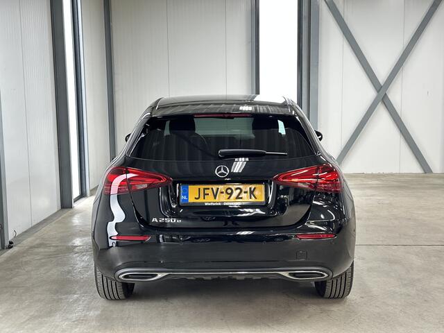 Mercedes-Benz A-KLASSE 250 e Luxury Line 218pk Facelift | Leder | ACC | Dodehoek |