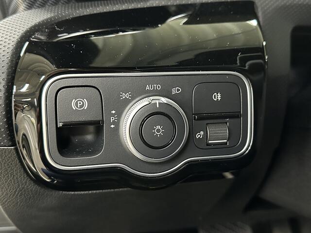 Mercedes-Benz A-KLASSE 250 e Luxury Line 218pk Facelift | Leder | ACC | Dodehoek |