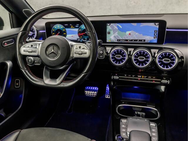 Mercedes-Benz A-KLASSE 200 Premium Plus AMG Automaat 164Pk (APPLE CARPLAY, PANORAMADAK, BURMESTER, SFEERVERLICHTING, STOELVERWARMING, CAMERA, SPORTSTOELEN, NIEUWE APK, NIEUWSTAAT)