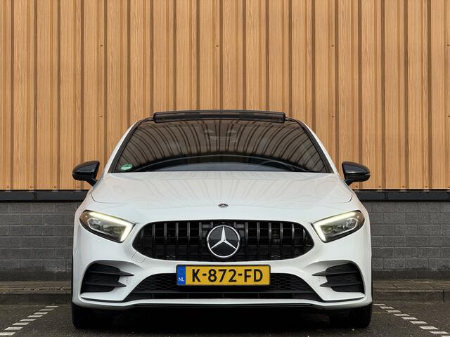 Mercedes-Benz A-KLASSE 180 Business Solution AMG | Panoramadak | Memory Stoelen | Sfeerverlichting | Multibeam Led | Camera | Keyless | Afneembare Trekhaak | Stoelverwarming | Apple Carplay | Android Auto |