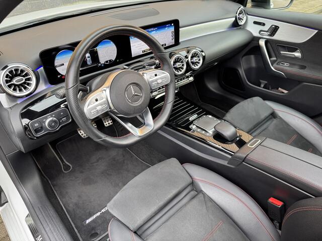 Mercedes-Benz A-KLASSE 180 Business Solution AMG | Panoramadak | Memory Stoelen | Sfeerverlichting | Multibeam Led | Camera | Keyless | Afneembare Trekhaak | Stoelverwarming | Apple Carplay | Android Auto |