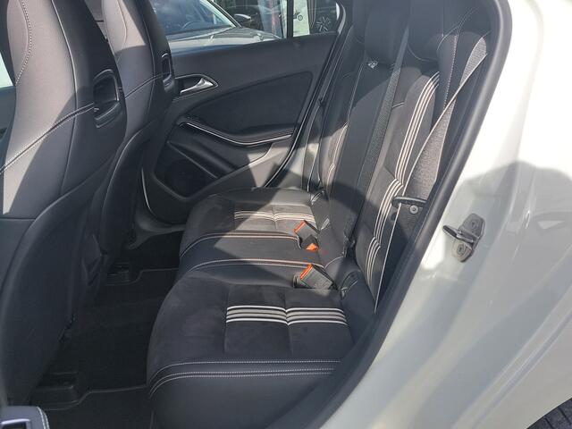 Mercedes-Benz A-KLASSE 180 122pk AMG Sport Edition | Origineel NL | Navi | Cruise | Led Koplampen | Panorama Schuifdak | Leder+Alcantara | Bluetooth Carkit+Streaming | Licht+Regensensor | Privacy Glass | 18''lm