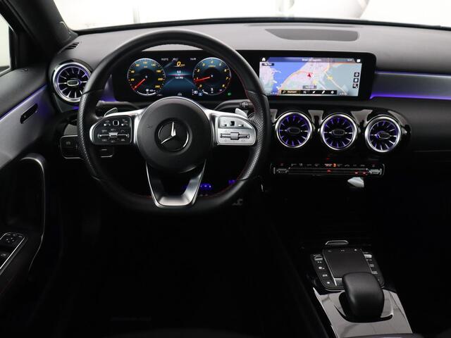 Mercedes-Benz A-KLASSE 200 AMG | Panoramadak | Trekhaak | Carplay | Adaptive cruise | Stoelverwarming | Camera | Leder/Alcantara | Navigatie | Full LED | Sfeerverlichting | Park Assist