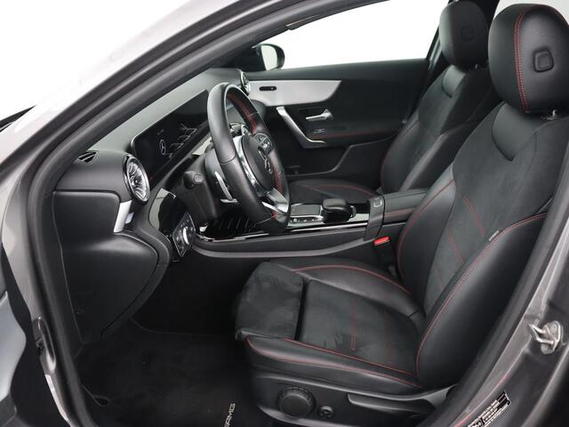 Mercedes-Benz A-KLASSE 200 AMG | Panoramadak | Trekhaak | Carplay | Adaptive cruise | Stoelverwarming | Camera | Leder/Alcantara | Navigatie | Full LED | Sfeerverlichting | Park Assist