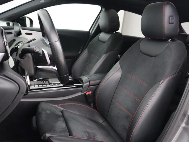 Mercedes-Benz A-KLASSE 200 AMG | Panoramadak | Trekhaak | Carplay | Adaptive cruise | Stoelverwarming | Camera | Leder/Alcantara | Navigatie | Full LED | Sfeerverlichting | Park Assist