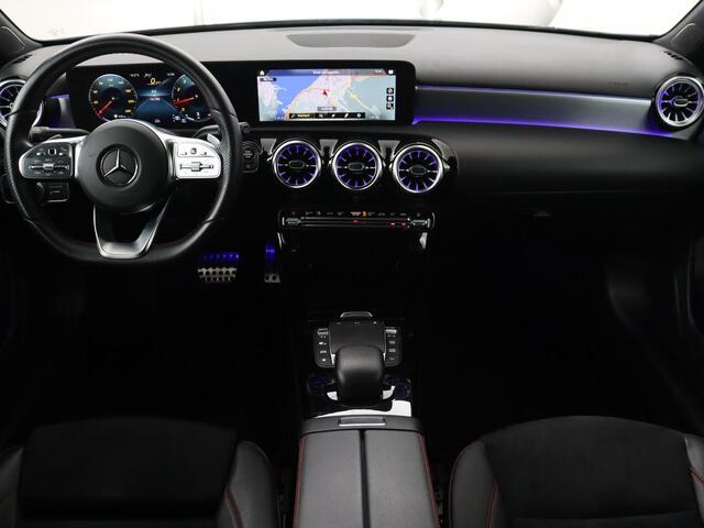 Mercedes-Benz A-KLASSE 200 AMG | Panoramadak | Trekhaak | Carplay | Adaptive cruise | Stoelverwarming | Camera | Leder/Alcantara | Navigatie | Full LED | Sfeerverlichting | Park Assist