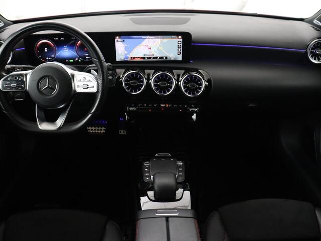 Mercedes-Benz A-KLASSE 250e AMG | Panoramadak | 360 Camera | Burmester | Stoelverwarming | Adaptive cruise | Carplay | Sfeerverlichting | 19'' | Navigatie | Widescreen | Leder/Alcantara | PHEV | Plug In