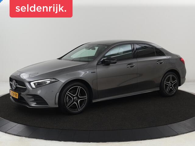 Mercedes-Benz A-KLASSE 250e AMG | Stoelverwarming | Carplay | Camera | Leder/Alcantara | Sfeerverlichting | Park Assist | Widescreen | Full LED | Dodehoek detectie | PHEV | Plug In