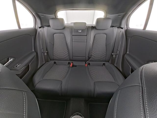 Mercedes-Benz A-KLASSE 250 e Plug-In Hybride Sfeerverlichting | Achteruitrijcamera | Ledkoplampen | Stuur en Stoelverwarming. Inclusief 24 maanden MB Certified garantie voor Europa.