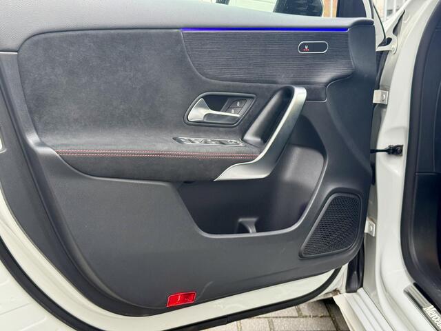 Mercedes-Benz A-KLASSE 180 AMG Line | Nightpakket | Panoramadak |