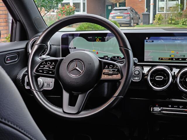 Mercedes-Benz A-KLASSE 180D LIMITED AUTOM SPORTLEDER NAVI CAMERA 17 INCH AMG-LMV PDC