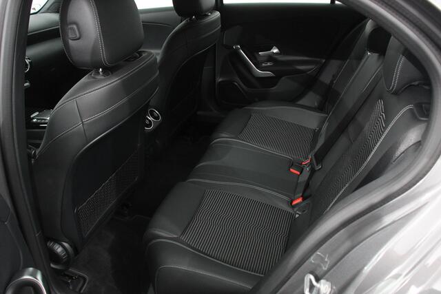 Mercedes-Benz A-KLASSE 200 163pk Automaat Progressive Navigatie Camera Lane Assist Stoelverwarming LED DAB Keyless Go Lichtmetalen Velgen