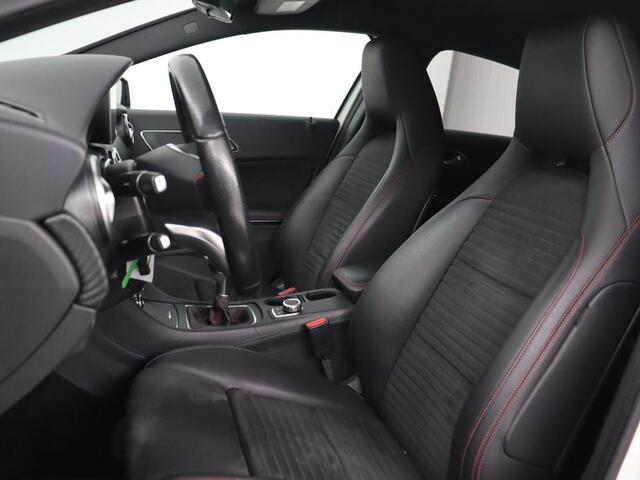 Mercedes-Benz A-KLASSE 160 AMG Night Edition Plus | Origineel NL | Leder/Alcantara | Full LED | Park Assist | Trekhaak | Cruise control | Airco | Sportstoelen | Getint glas | Bluetooth