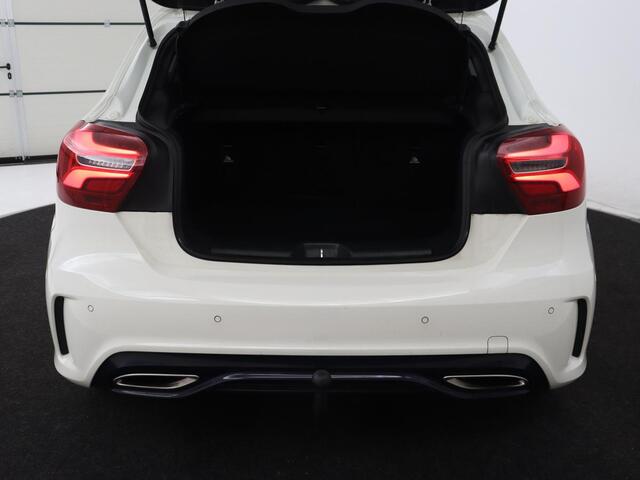 Mercedes-Benz A-KLASSE 160 AMG Night Edition Plus | Origineel NL | Leder/Alcantara | Full LED | Park Assist | Trekhaak | Cruise control | Airco | Sportstoelen | Getint glas | Bluetooth