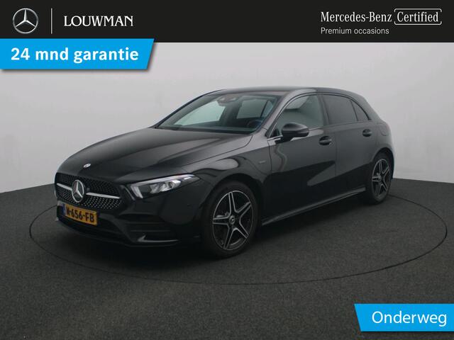 Mercedes-Benz A-KLASSE 250 e AMG Nightpakket | Sfeerverlichting | Car PLay | Dode Hoek Ass | Stoelverwarming | Parkeerpakket met Camera | Ledkoplampen | Achteruitrijcamera. Inclusief 24 maanden Mercedes-Benz Certified garantie voor Europa.