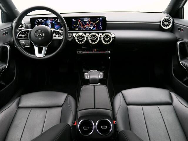 Mercedes-Benz A-KLASSE 180 Business Solution Luxury Sfeerverlichting | Achteruitrijcamera | Ledkoplampen | Stoelverwarming | MBUX Augmented reality voor navigatie. Inclusief 24 maanden MB Certified garantie voor Europa.