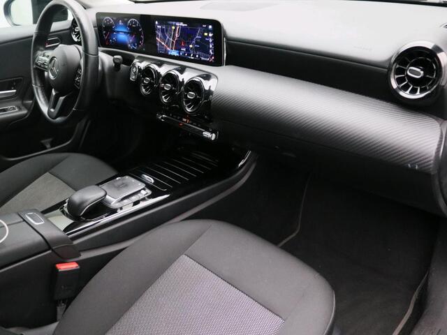 Mercedes-Benz A-KLASSE 180 Business Solution Ledkoplampen | Stoelverwarming | Achteruitrijcamera | Elektrisch inklapbare buitenspiegels | Apple CarPlay. Inclusief 24 maanden MB Certified garantie voor Europa.