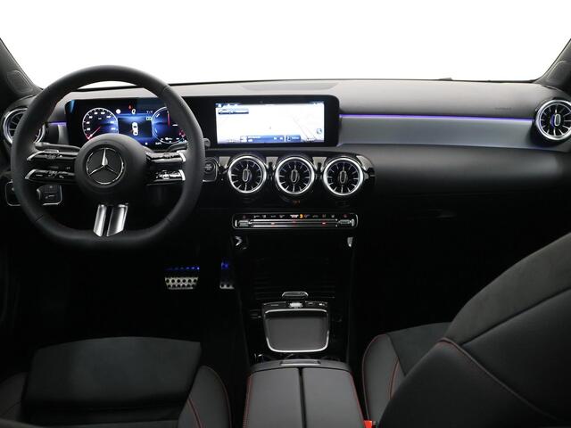 Mercedes-Benz A-KLASSE Limousine 250 e Business Solution AMG | Panoramadak | Night pakket | 19 Inch AMG | DAB+ | Trekhaak