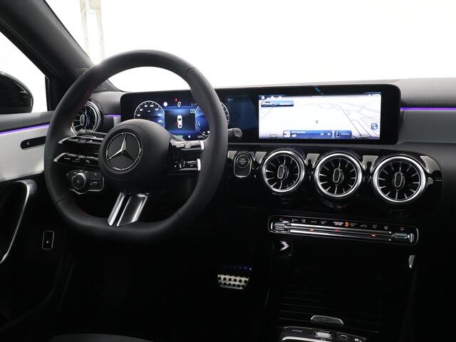 Mercedes-Benz A-KLASSE Limousine 250 e Business Solution AMG | Panoramadak | Night pakket | 19 Inch AMG | DAB+ | Trekhaak