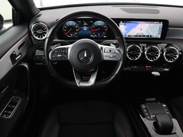 Mercedes-Benz A-KLASSE 200 AMG | Panoramadak | Carplay | Memory | Matrix LED | Leder/Alcantara | Keyless | Sfeerverlichting | Camera | Park Assist | Navigatie | Widescreen