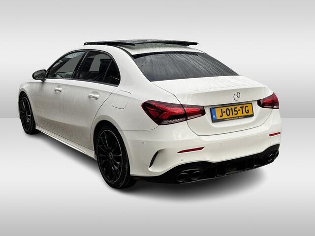Mercedes-Benz A-KLASSE 180 d Business Solution AMG / A35 AMG Look / Panoramadak / Camera / 19'' / Leder&Alcanatara / Nightpakket / Cruise Control
