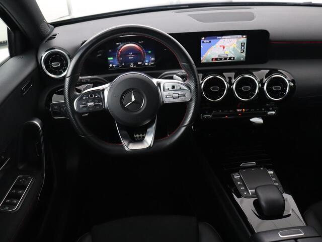 Mercedes-Benz A-KLASSE 250e AMG Night | Carplay | Stoelverwarming | Camera | Half leder | Navigatie | Full LED | Climate control | Cruise control | Getint glas | PHEV | Plug In