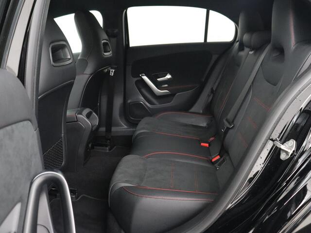 Mercedes-Benz A-KLASSE 250e AMG Night | Carplay | Stoelverwarming | Camera | Half leder | Navigatie | Full LED | Climate control | Cruise control | Getint glas | PHEV | Plug In