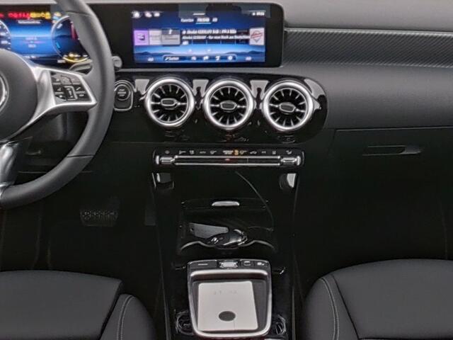 Mercedes-Benz A-KLASSE 250 e Face Lift Plug-In Hybride | Keyless Go | Stuur en Stoelverwarming | Sfeerverlichting | LED | Parkeerpakket met Camera | Inclusief 24 maanden Mercedes-Benz Certified garantie voor Europa.