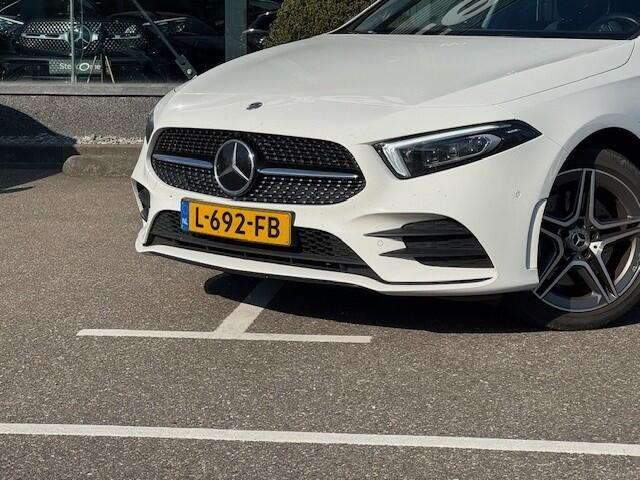 Mercedes-Benz A-KLASSE 250 e Business Solution AMG Limited l Panoramaschuifdak l DISTRONIC PLUS l Trekhaak l l Memory stoelen l 360 camera l Sfeerverlichting l Apple CarPlay l Leder l Stoelverwarming l Widescreen l Sfeerverlichting l Airco l LED l Keyless Go l Night pakket l LE
