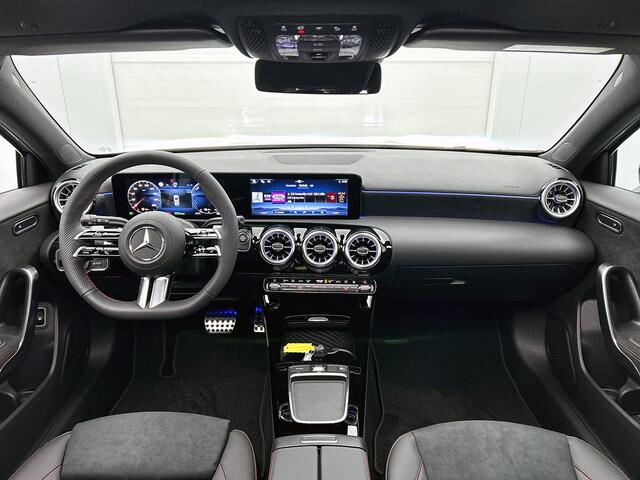 Mercedes-Benz A-KLASSE 250 e Business Solution AMG | Nightpakket | Panoramaschuifdak | Multibeam LED | Stoelverwarming voor | Smartphone integratie | KEYLESS GO | Extra USB-poorten |