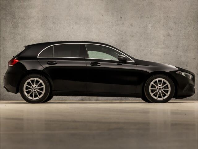 Mercedes-Benz A-KLASSE 200 Sport 164Pk Automaat (GROOT NAVI, CAMERA, GETINT GLAS, LEDER, STOELVERWARMING, SPORTSTOELEN, CRUISE, PARKEERSENSOREN, NIEUWSTAAT)