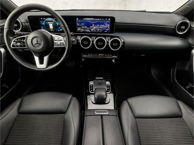 Mercedes-Benz A-KLASSE 200 Sport 164Pk Automaat (GROOT NAVI, CAMERA, GETINT GLAS, LEDER, STOELVERWARMING, SPORTSTOELEN, CRUISE, PARKEERSENSOREN, NIEUWSTAAT)