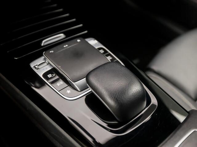 Mercedes-Benz A-KLASSE 200 Sport 164Pk Automaat (GROOT NAVI, CAMERA, GETINT GLAS, LEDER, STOELVERWARMING, SPORTSTOELEN, CRUISE, PARKEERSENSOREN, NIEUWSTAAT)